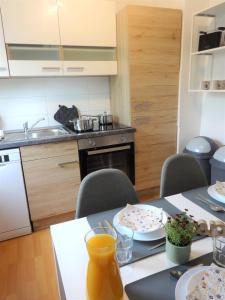 - une cuisine avec une table et une plaque de cuisson dans l'établissement Helles Apartment mit Balkon für 5 Personen, à Schwerte