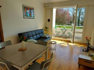 a living room with a couch and a table at Appartement Rennes stade in Rennes