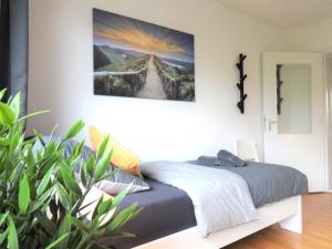 a bedroom with a bed with a painting on the wall at Helles Apartment mit Balkon für 5 Personen in Schwerte
