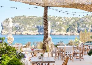 a restaurant with a view of the ocean at App. terrasse vue partielle mer in Le Barcarès