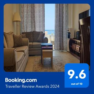 ein Wohnzimmer mit Couch und Tisch in der Unterkunft Chalet in Blumar El Dome for families only in Ain Suchna