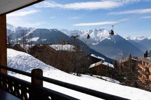 uma vista para uma montanha de neve com um teleférico em Fauvettes 110 em Verbier