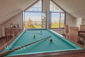Biliár nebo kulečník v ubytování Casa Otañes. En la playa, con piscina privada.