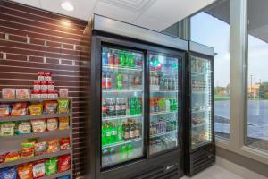 um frigorífico cheio de refrigerantes e bebidas em Wyndham Garden Fort Wayne em Fort Wayne