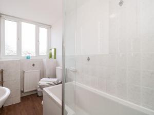 uma casa de banho branca com um WC e um lavatório em Mellstock em Weymouth
