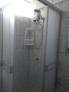 y baño con ducha. en Acojedor, en Lima