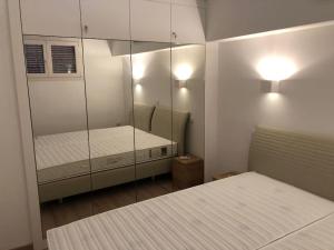 een kleine slaapkamer met 2 bedden en een spiegel bij State of the Art Apartment in Magaluf