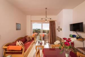 TV a/nebo společenská místnost v ubytování Cretan View Apartments with sea view