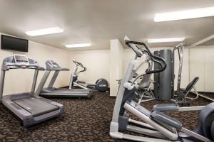 Fitness centrum a/nebo fitness zařízení v ubytování Travelodge by Wyndham McAlester
