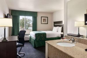 Postel nebo postele na pokoji v ubytování Travelodge by Wyndham McAlester