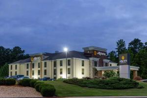 un edificio de hotel con una luz encima en La Quinta by Wyndham Covington, en Covington