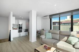 una sala de estar con un sofá y una mesa en Penthouse Sun beach best view, en Las Palmas de Gran Canaria