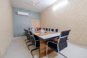 een vergaderzaal met een lange tafel en stoelen bij Lemonridge Hotels Kukatpally in Hyderabad