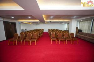 Posezení v ubytování Saikiran Hotel
