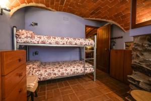 Vilamaniscle的住宿－Ca La Serena - Sant Josep，一间卧室配有双层床