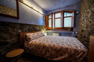 Vilamaniscle的住宿－Ca La Serena - Sant Josep，一间卧室设有一张床和一个窗口