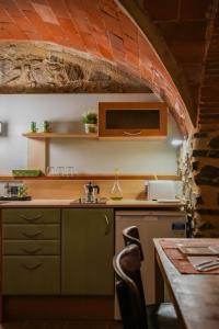 Vilamaniscle的住宿－Ca La Serena - Sant Josep，厨房配有水槽和台面