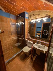 Vilamaniscle的住宿－Ca La Serena - Sant Josep，浴室配有卫生间、淋浴和盥洗盆。