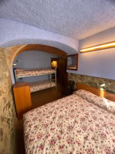 Vilamaniscle的住宿－Ca La Serena - Sant Josep，一间卧室配有两张双层床。