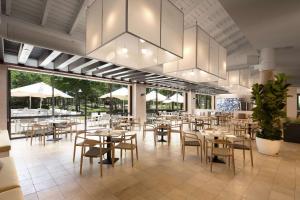 DoubleTree by Hilton Islantilla Beach Golf Resort餐厅或其他用餐的地方