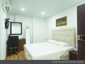 Postel nebo postele na pokoji v ubytování Metro City Hotel