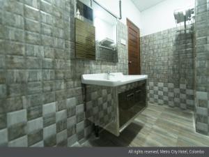 Koupelna v ubytování Metro City Hotel