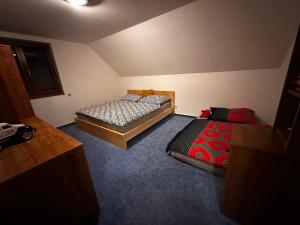 1 Schlafzimmer mit 2 Betten in einem Zimmer in der Unterkunft Cestář in Loučná pod Klínovcem