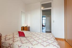 Un dormitorio con una cama con una almohada roja encima. en L'Écho de la Mer 4 - Quartier Rampe des Gobelins, en Le Tréport