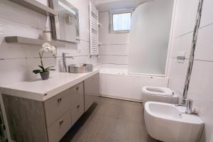 Et badeværelse på Luxury Penthouse near Air Albania + 13 billeder