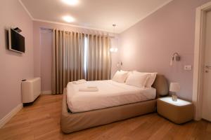 En eller flere senge i et værelse på Luxury Penthouse near Air Albania