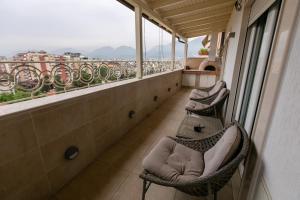 En balkon eller terrasse på Luxury Penthouse near Air Albania