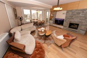 Et opholdsområde på Luxury Penthouse near Air Albania