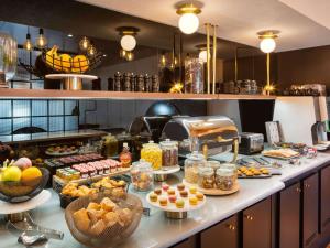 ein Buffet mit vielen verschiedenen Speisen in der Unterkunft Mercure Paris Montparnasse Pasteur in Paris