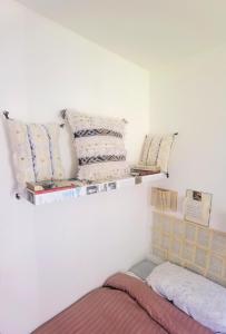 Habitación con cama y almohadas en la pared en Ganga Room 3, en Bilbao