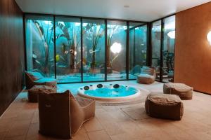 un aquarium avec un bain à remous dans la chambre dans l'établissement Sines Sea View Business & Leisure Hotel, à Sines