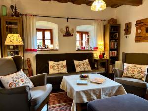 un soggiorno con divano e tavolo di ALCHYMISTA MINING HOUSE a Špania Dolina