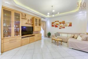 een woonkamer met een bank en een tv bij Charming 3BR Apt with Breathtaking Sea Views by 360 Estates in Birżebbuġa