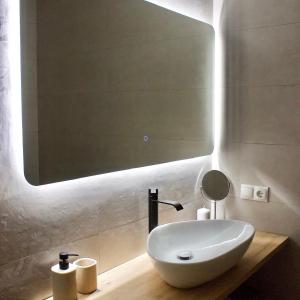 uma casa de banho com um lavatório branco e um espelho. em VICTORIA 75 LUXURY em Málaga