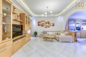 een woonkamer met een bank en een tafel bij Charming 3BR Apt with Breathtaking Sea Views by 360 Estates in Birżebbuġa