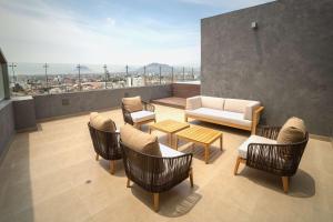 ein Wohnzimmer mit Stühlen, einem Sofa und einem Tisch in der Unterkunft Doubletree By Hilton Trujillo in Trujillo