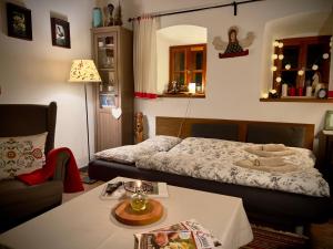 ein kleines Zimmer mit einem Bett und einem Tisch mit einem sidx sidx in der Unterkunft ALCHYMISTA MINING HOUSE in Špania Dolina
