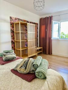 Giường trong phòng chung tại La Casita del Drago, sol y relax