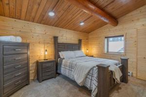 una camera con un letto in una baita di tronchi di Northern Dream Estates a Fairbanks