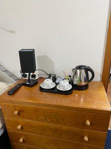 un tavolo con macchinetta del caffè e bollitore per il tè. di Pax Lodge a Londra