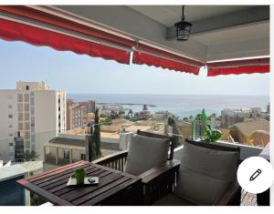 einen Balkon mit einem Tisch und Meerblick in der Unterkunft Apartamento en urbanización con fantásticas vistas in Benalmádena