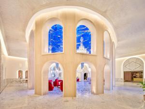 Raffles Doha tesisinde bir oturma alanı