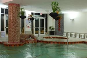 DoubleTree by Hilton Sarasota Bradenton Airport内部或周边的泳池