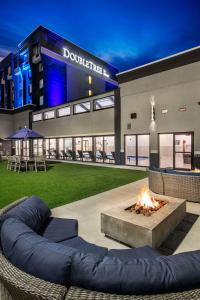 DoubleTree by Hilton Monroe Township Cranbury في Rossmoor: حفرة حريق أمام مبنى