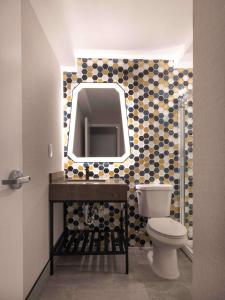 y baño con aseo y espejo. en DoubleTree by Hilton Livermore, CA, en Livermore