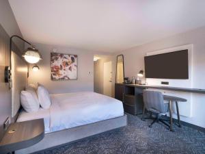 DoubleTree by Hilton Livermore, CA的电视和/或娱乐中心